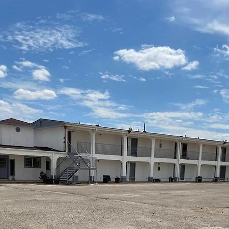 Dilley Executive Inn エクステリア 写真