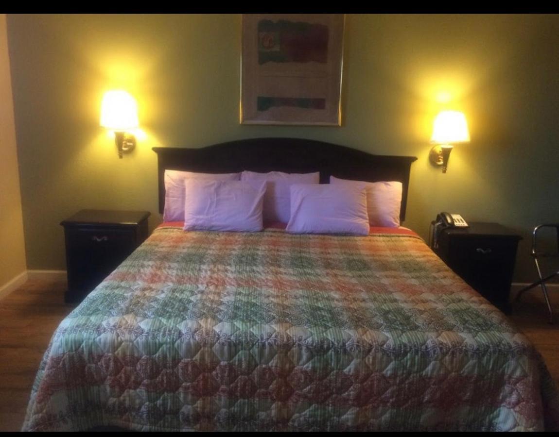 Dilley Executive Inn エクステリア 写真
