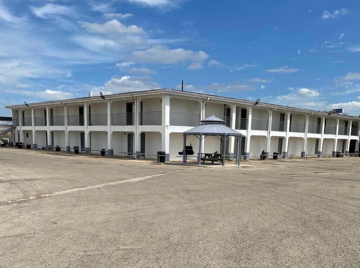 Dilley Executive Inn エクステリア 写真